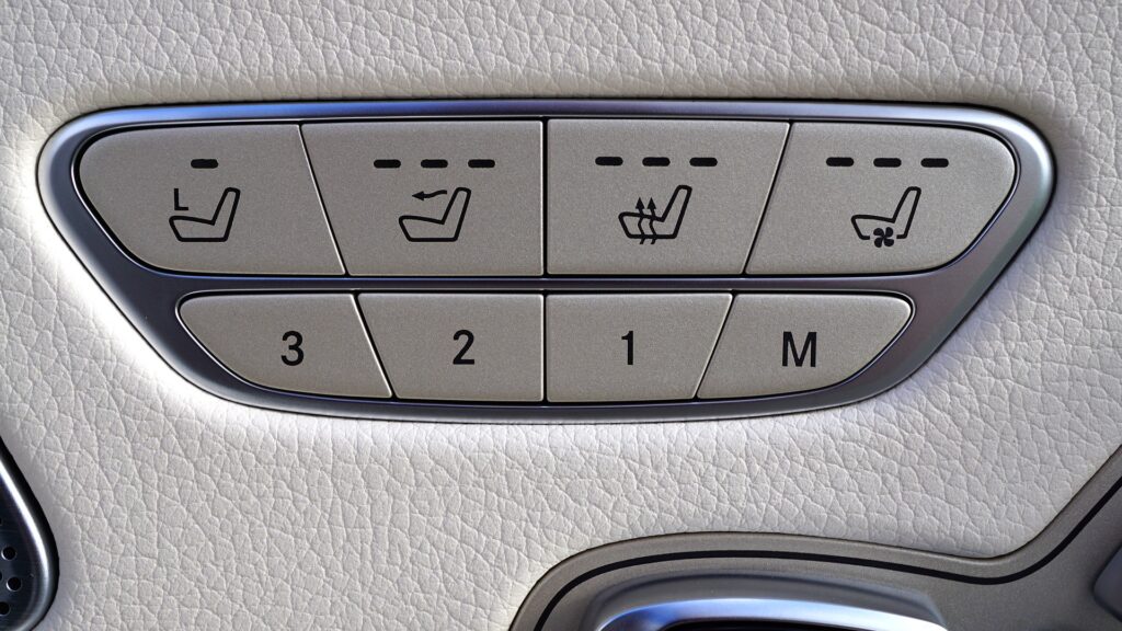 ajustes electronicos en el asiento del automóvil