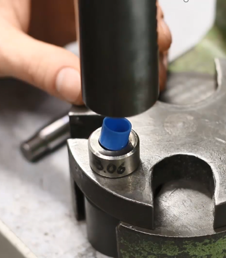 Ajuste a presión de casquillo de plástico mediante una prensa vertical 